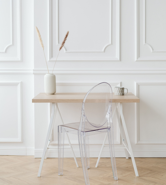 un bureau avec une chaise dans un studio