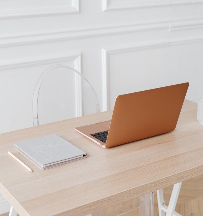 Studio avec bureau et ordinateur